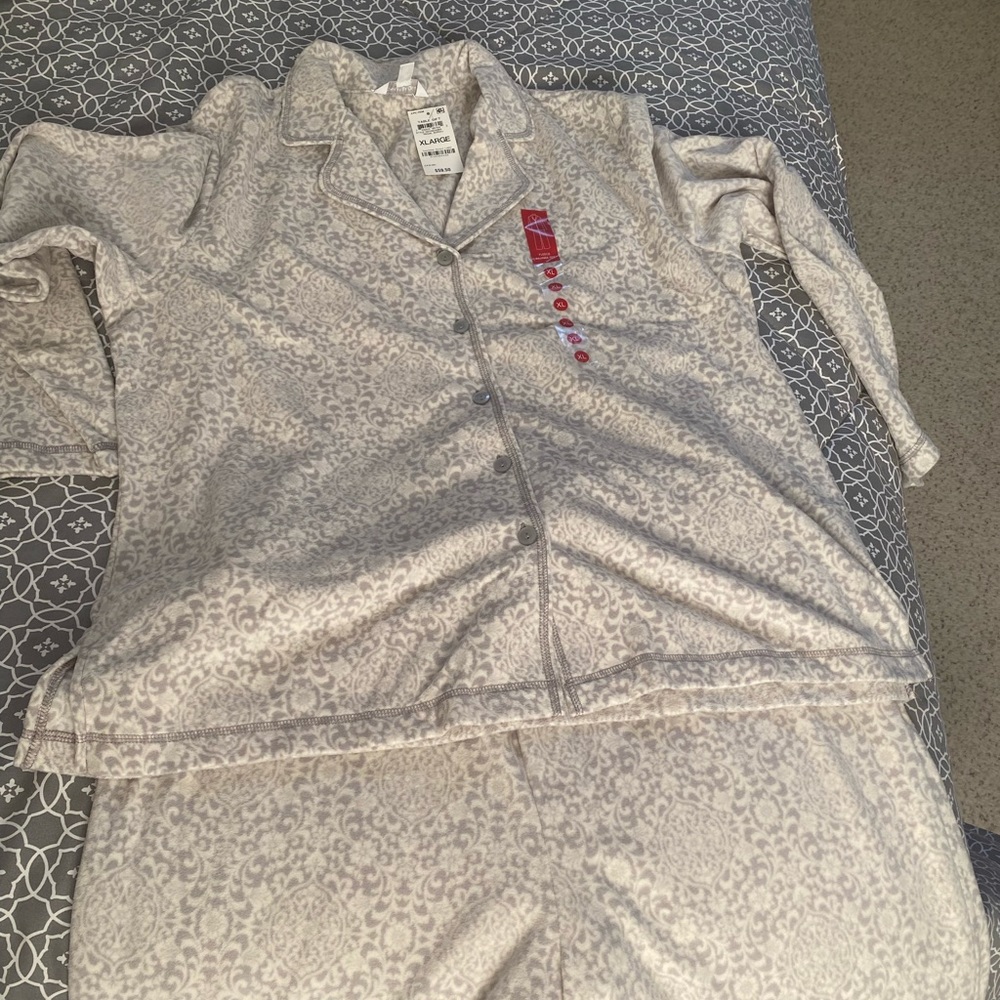 Women’s Charter Club intimates brand-new fleece pajama set. Tags are still on.